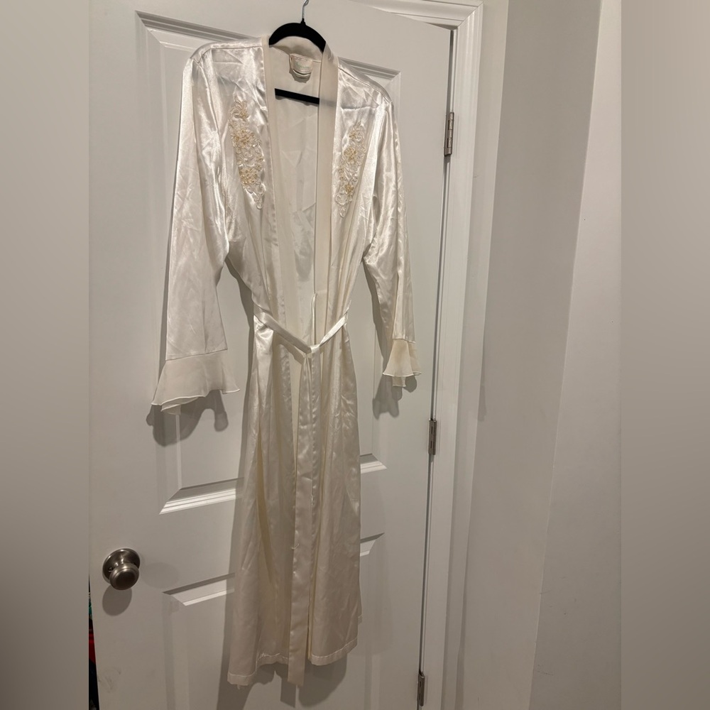 Vintage long robe 
Brand expressions by California Dynasty
Size xl